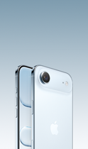 iPhone Air, coloris bleu ciel, vue oblique de l’arrière, système caméra principale Fusion dans un plateau au sommet, bouton Commande de l’appareil photo, face avant, design tout écran, bouton Action et boutons de réglage du volume