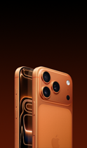 iPhone 17 Pro, coloris orange cosmique, vue oblique de l’arrière, système caméra Pro Fusion dans un plateau au sommet, bouton Commande de l’appareil photo, face avant, design tout écran, bouton Action et boutons de réglage du volume