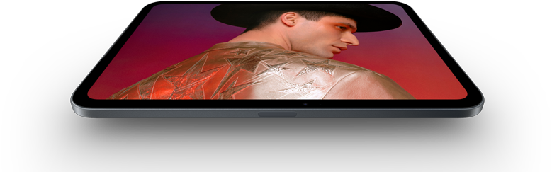 iPad mini, écran OLED 8,5 pouces, noirs profonds et lumineux, affichant une personne portant un chapeau et une veste