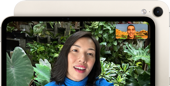 iPad mini, vue de face, affichant l’interface d’une caméra avant horizontale Center Stage 12MP, montrant une personne participant à un appel vidéo entourée de verdure