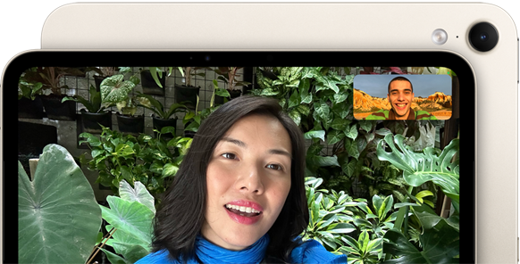 iPad mini, vue de face, affichant l’interface d’une caméra avant horizontale Center Stage 12MP, montrant une personne participant à un appel vidéo entourée de verdure