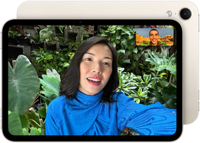 iPad mini, vue de face, affichant l’interface d’une caméra avant horizontale Center Stage 12MP, montrant une personne participant à un appel vidéo entourée de verdure