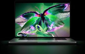 MacBook Pro avec Écran PROLED XDR, ouvert, argent, l’écran affiche une image détaillée au contraste élevé avec des couleurs éclatantes, l’écran illumine le clavier