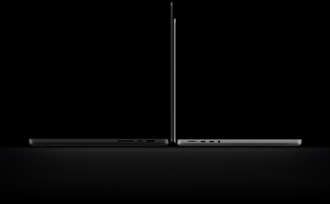 MacBook Pro 16 pouces avec Écran PROLED XDR, ouvert, noir sidéral, côté droit avec trois ports, texte indiquant : 1,82 kg, MacBook Pro 14 pouces avec Écran PROLED XDR, ouvert, argent, côté gauche avec quatre ports, texte indiquant : 1,38 kg