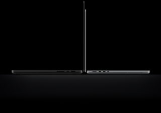 MacBook Pro 16 pouces avec Écran PROLED XDR, ouvert, noir sidéral, côté droit avec trois ports, texte indiquant : 1,82 kg, MacBook Pro 14 pouces avec Écran PROLED XDR, ouvert, argent, côté gauche avec quatre ports, texte indiquant : 1,38 kg
