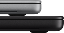 MacBook Pro 14 pouces avec Écran PROLED XDR, argent, posé sur un modèle 16 pouces, noir sidéral, montrant la différence de taille