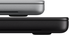 MacBook Pro 14 pouces avec Écran PROLED XDR, argent, posé sur un modèle 16 pouces, noir sidéral, montrant la différence de taille