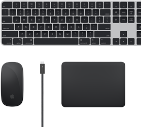 Accessoires Mac vus d’en haut : Magic Keyboard, Magic Mouse, Magic Trackpad et câbles Thunderbolt.