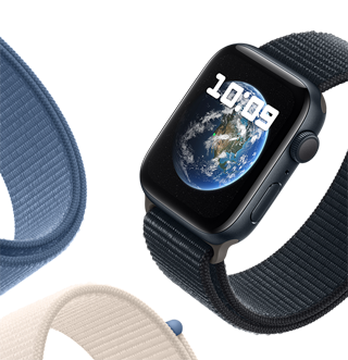 Apple Watch SE avec bracelet Boucle Sport affichant le fond d’écran Astronomie avec la planète Terre.